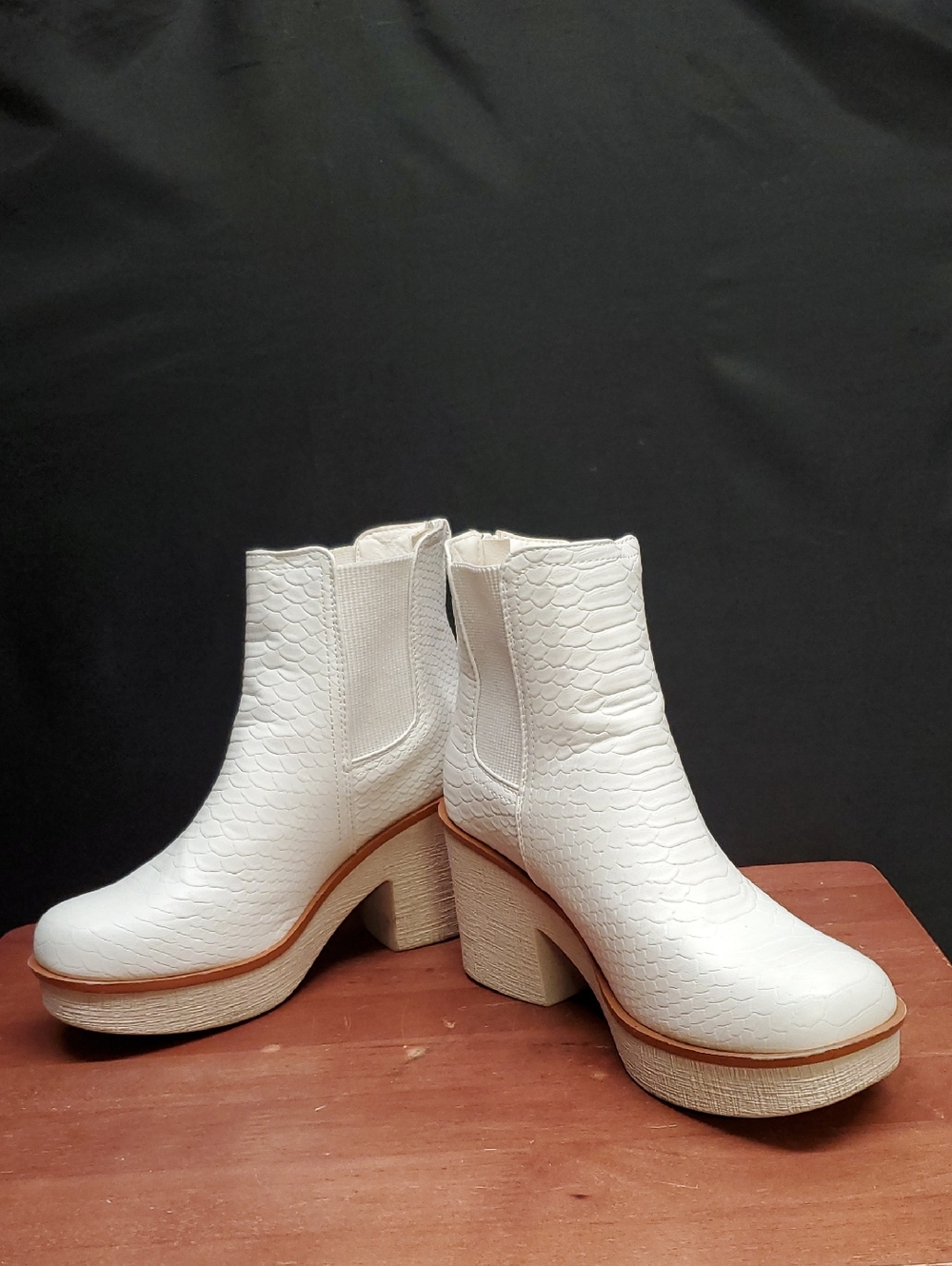 Pierre Dumas Clue-7 White Chunky Heel Snake Skin Pattern Ankle Boots Size 6.5